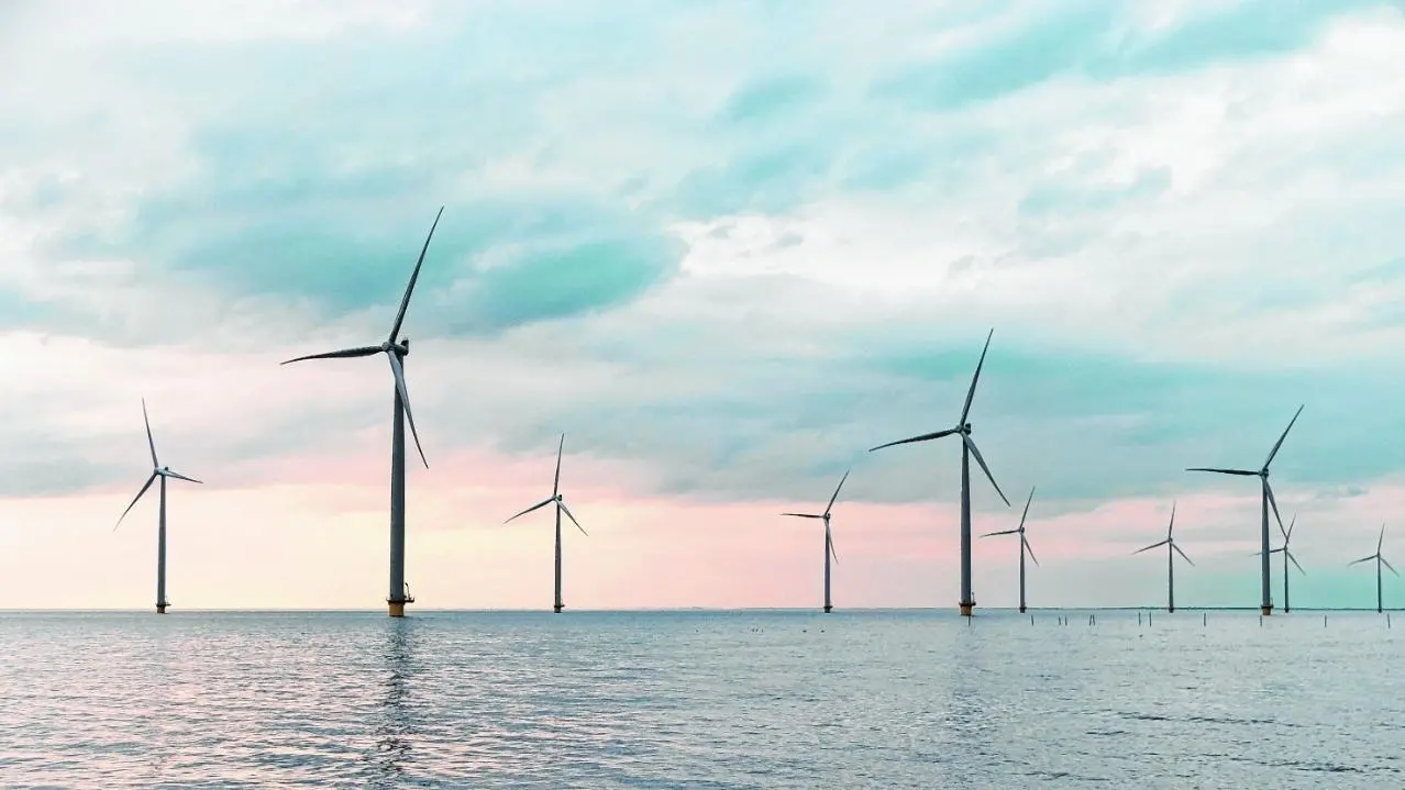 Foto que contém eólicas offshore