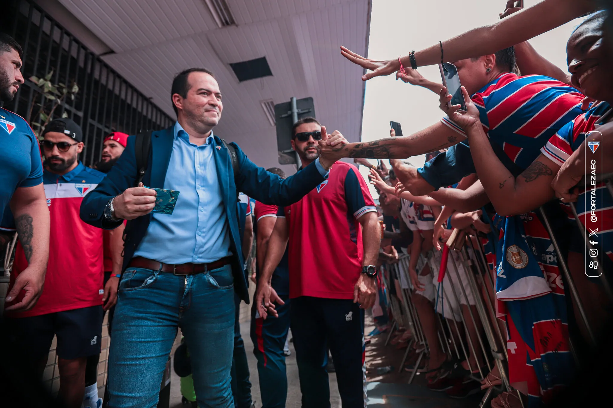 Marcelo Paz em contato com os torcedores em embarque do Fortaleza