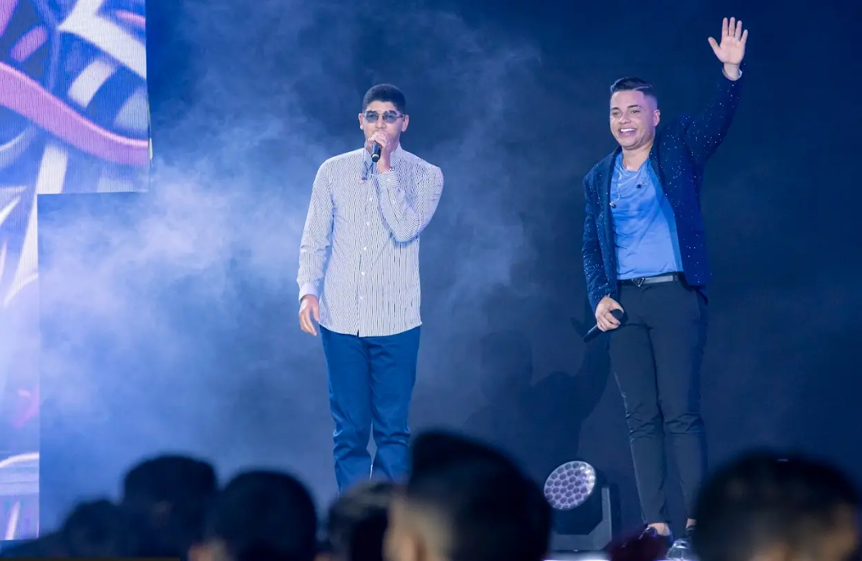 Zé Vaqueiro e Alanzim Coreano no palco do DVD