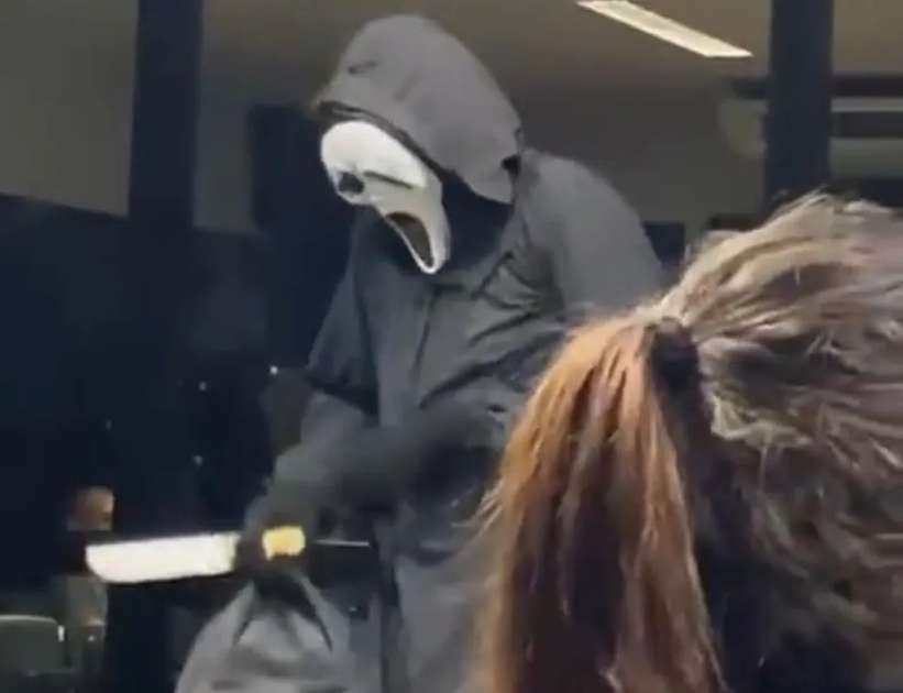 Aluno se veste de Ghostface, do Pânico, e é preso por tumultuar ...