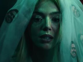 Cena do filme O Lado Bom de Ser Traída mostra Giovanna Lancellotti uma mulher branca e loira com um véu de noiva
