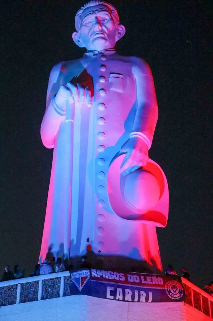Padre Cícero iluminado nas cores do Fortaleza.