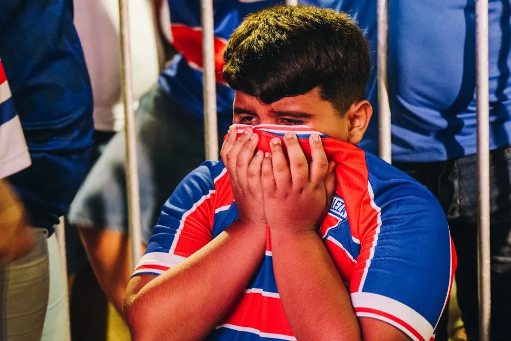 Torcedor do Fortaleza chora após derrota para LDU.