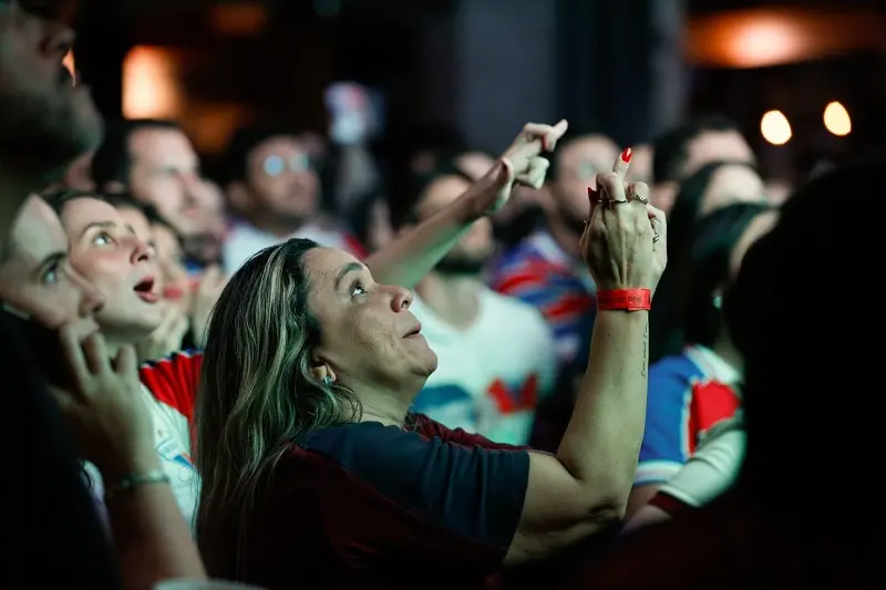 Imagem mostra torcedora