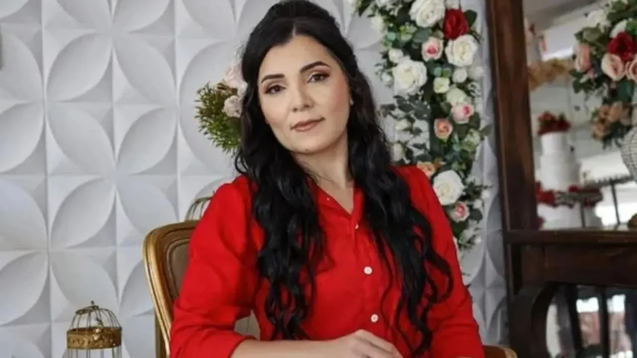 Sara Mariano era uma mulher branca, de longos cabelos pretos ondulados e blusa vermelha