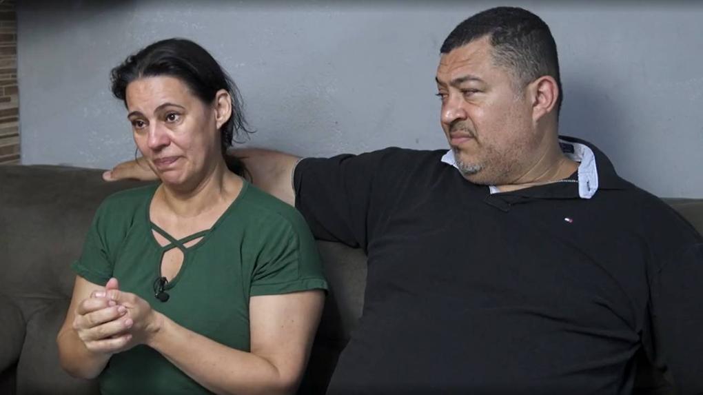 Mariza Carvalho da Silva e Denis Bezerra da Silva, pais de Giovanna Bezerra, adolescente morta em ataque a tiros numa escola de Sapopemba, durante entrevista ao Fantástico, exibida em 29 de outubro de 2023.