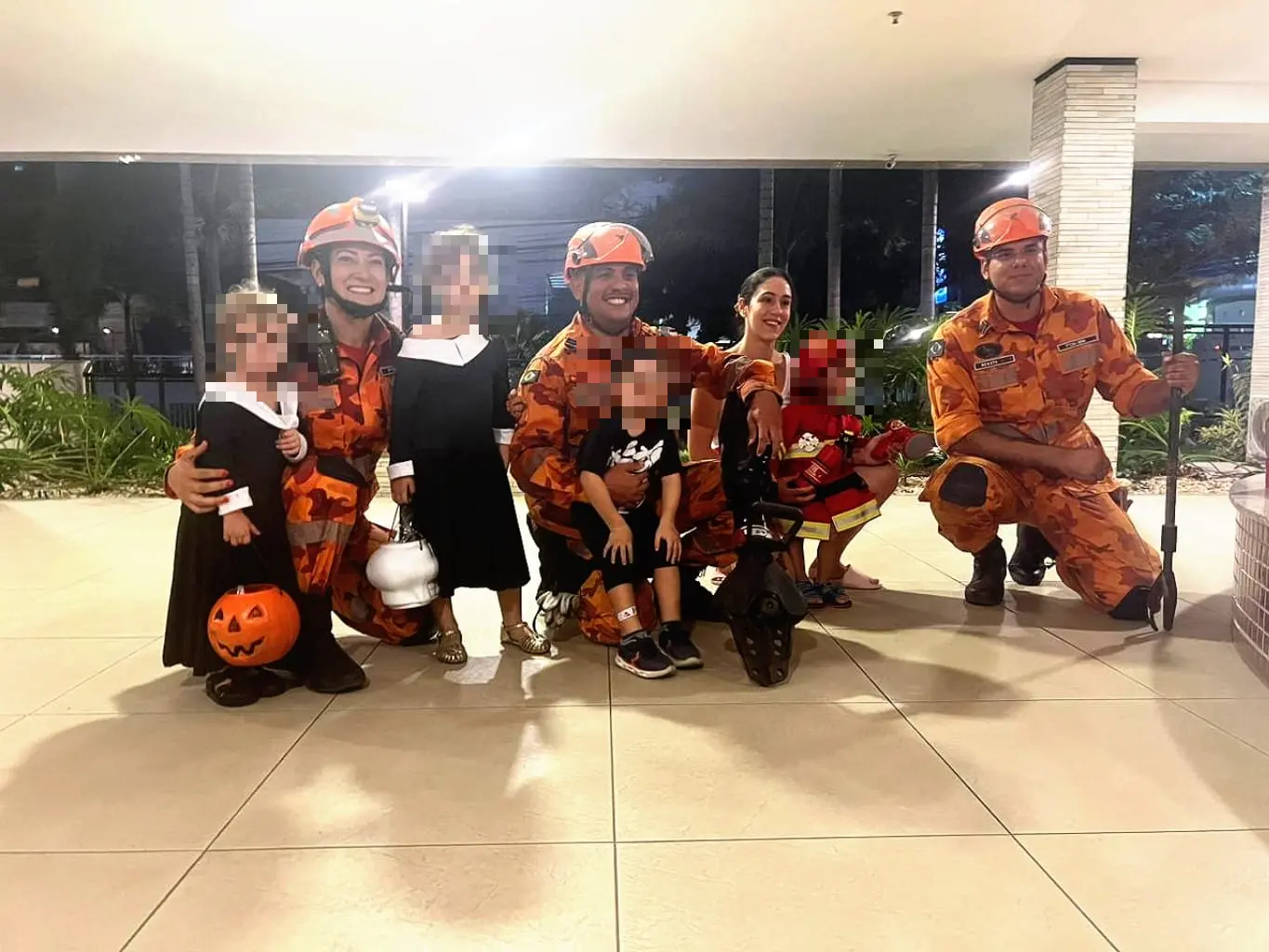 Crianças resgatadas ao lado da equipe do Corpo de Bombeiros