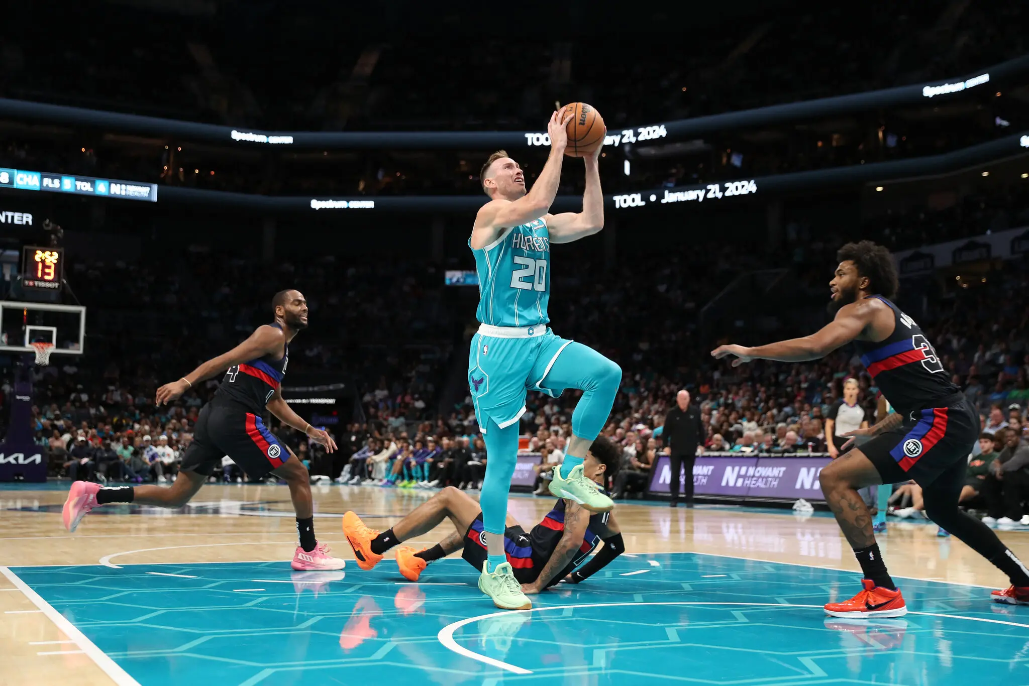Foto de Gordon Hayward, jogador do Charlotte Hornets, durante jogo da NBA