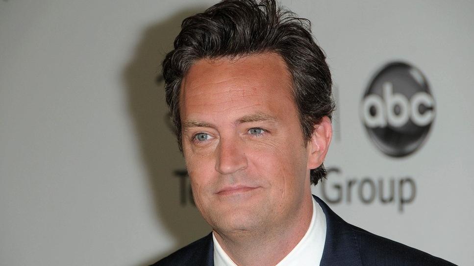 Ex-noiva de Matthew Perry se pronuncia sobre a morte do ator. Veja