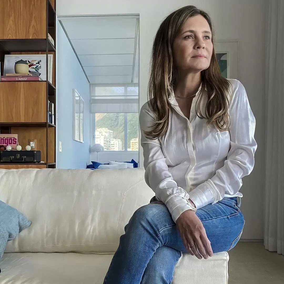 Imagem da atriz Adriana Esteves