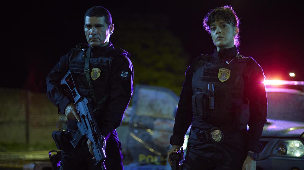 Na trama, Benício (Rômulo Braga) e Suellen (Maeve Jinkings) são policiais federais investigando ações de um grupo criminoso transnacional