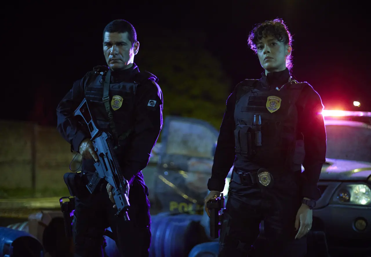 Na trama, Benício (Rômulo Braga) e Suellen (Maeve Jinkings) são policiais federais investigando ações de um grupo criminoso transnacional