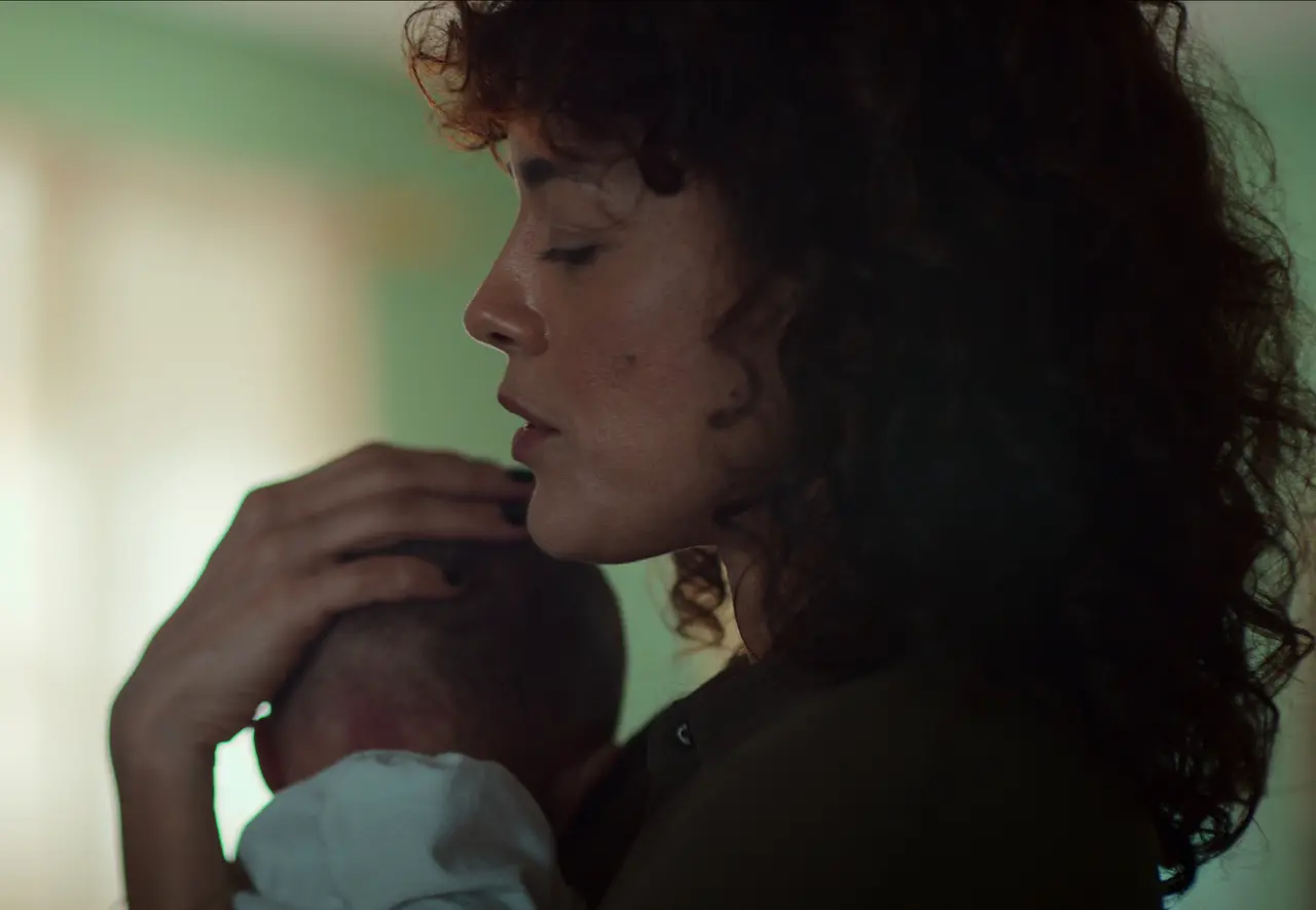 Em meio à investigação de sua vida, a personagem Suellen enfrenta problemas em casa por decidir se dedicar ao trabalho