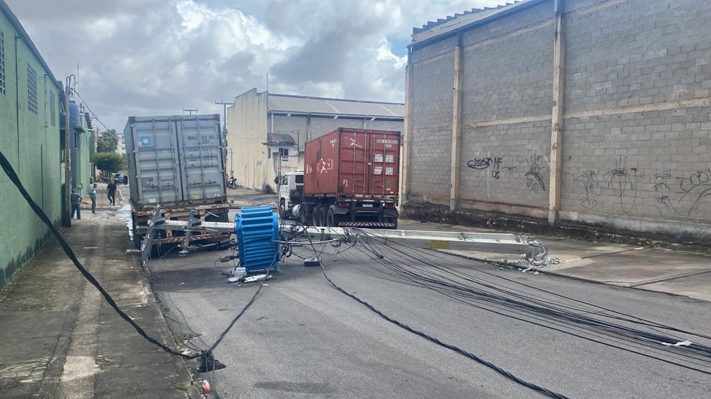 Caminhão derruba postes e deixa moradores sem energia e internet em Fortaleza