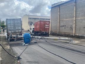 Caminhão derruba postes e deixa moradores sem energia e internet em Fortaleza