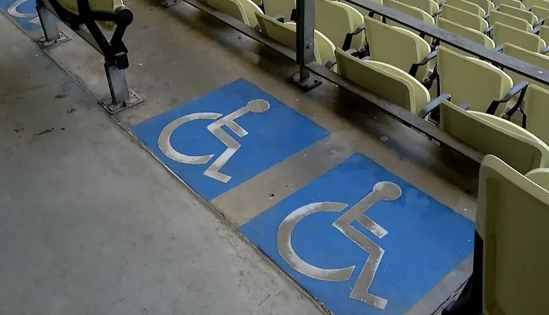 Imagem mostra espaço para cadeirantes