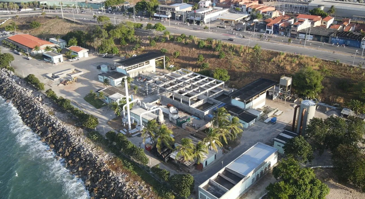 No Ceará, o serviço de esgoto de 24 cidades cearenses foi concedido para a Ambiental Ceará, que ganhou uma PPP para investir quase R$ 20 bilhões na ampliação e manutenção das redes. A concessão foi feita pela Cagece, responsável administrativa pelo sistema. A cobrança aos usuários continua pela Cagece