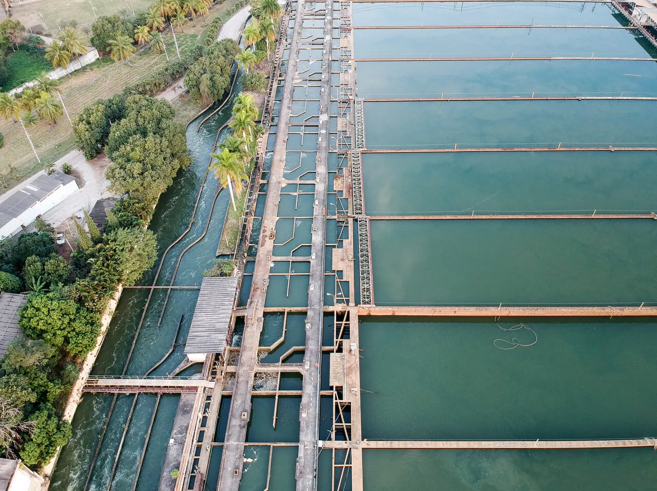 No Rio, a Cedae concedeu, por meio de leilões, os serviços de abastecimento e esgotamento sanitário para a iniciativa privada. A companhia continua responsável pelos sistemas produtores de água de toda Região Metropolitana, como  Guandu (foto), por exemplo.