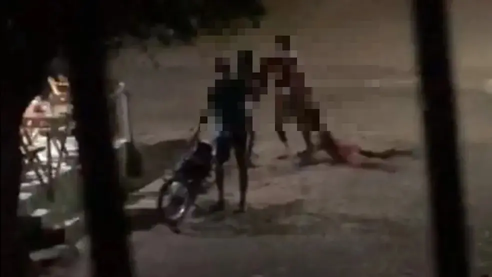 Print de vídeo em que mulher é agredida