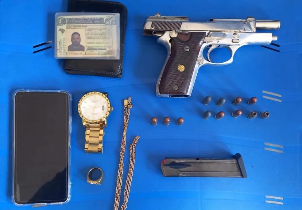 Documento, relógio, arma, bala