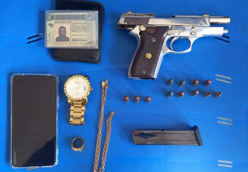 A Polícia apreendeu a arma e o carro utilizados pelo suspeito para fugir