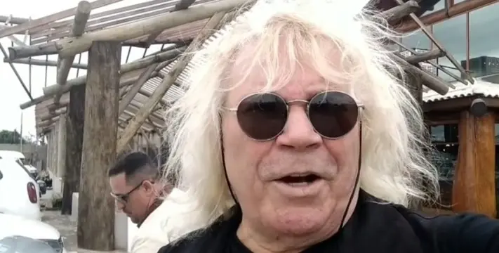 Cantor Ovelha gravando vídeo no Instagram