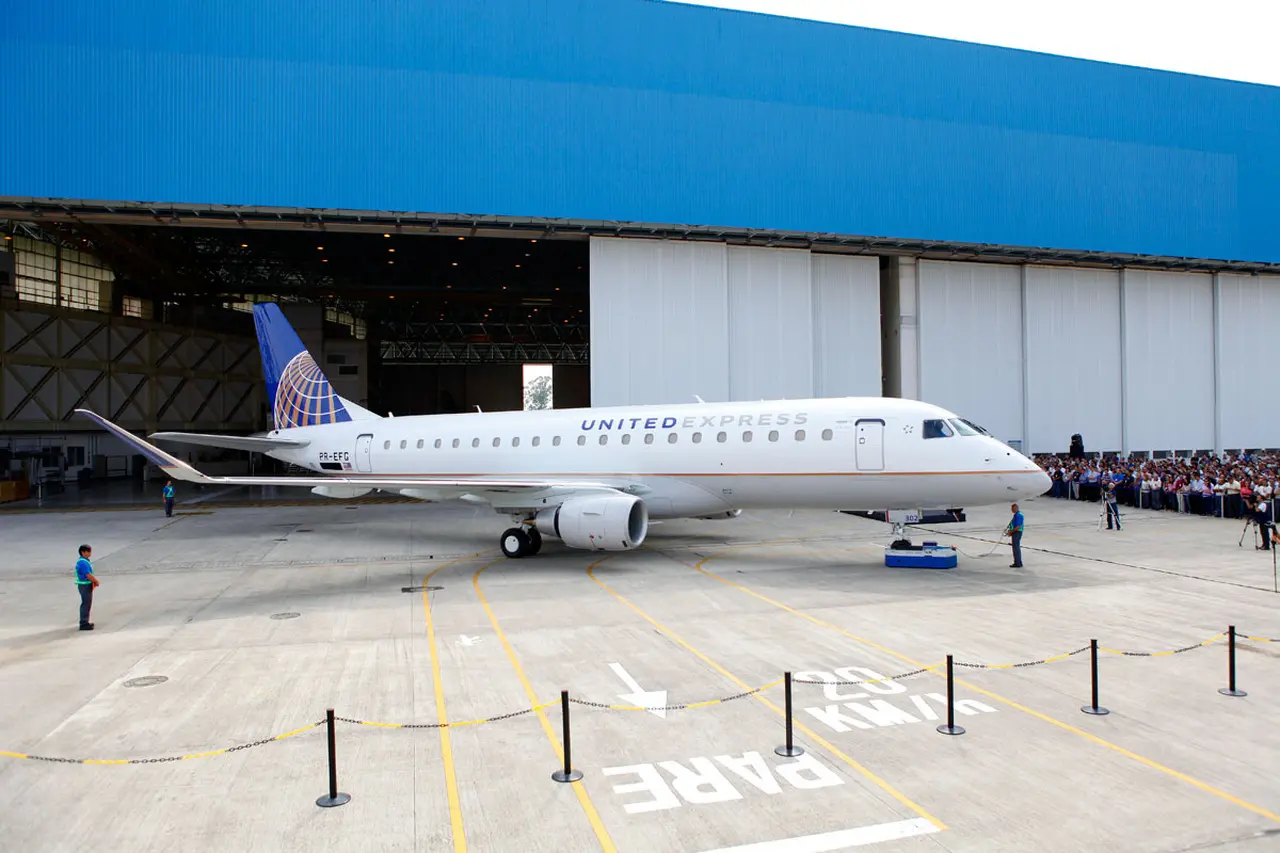 avião E170 da United produzido pela Embraer