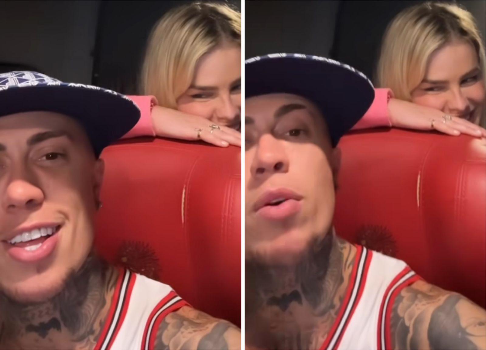 MC Daniel faz selfie enquanto Yasmin Brunet está atrás dele, sorrindo. Os dois são brancos. Ele tem tatuagens pelo corpo e usa boné, ela é loira e usa anéis