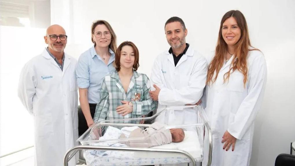 Imagem divulgada por Hospital Juaneda Miramar mostra primeiro bebê concebido por duas mães na Europa ao lado das duas mães e da equipe que realizou o procedimento.