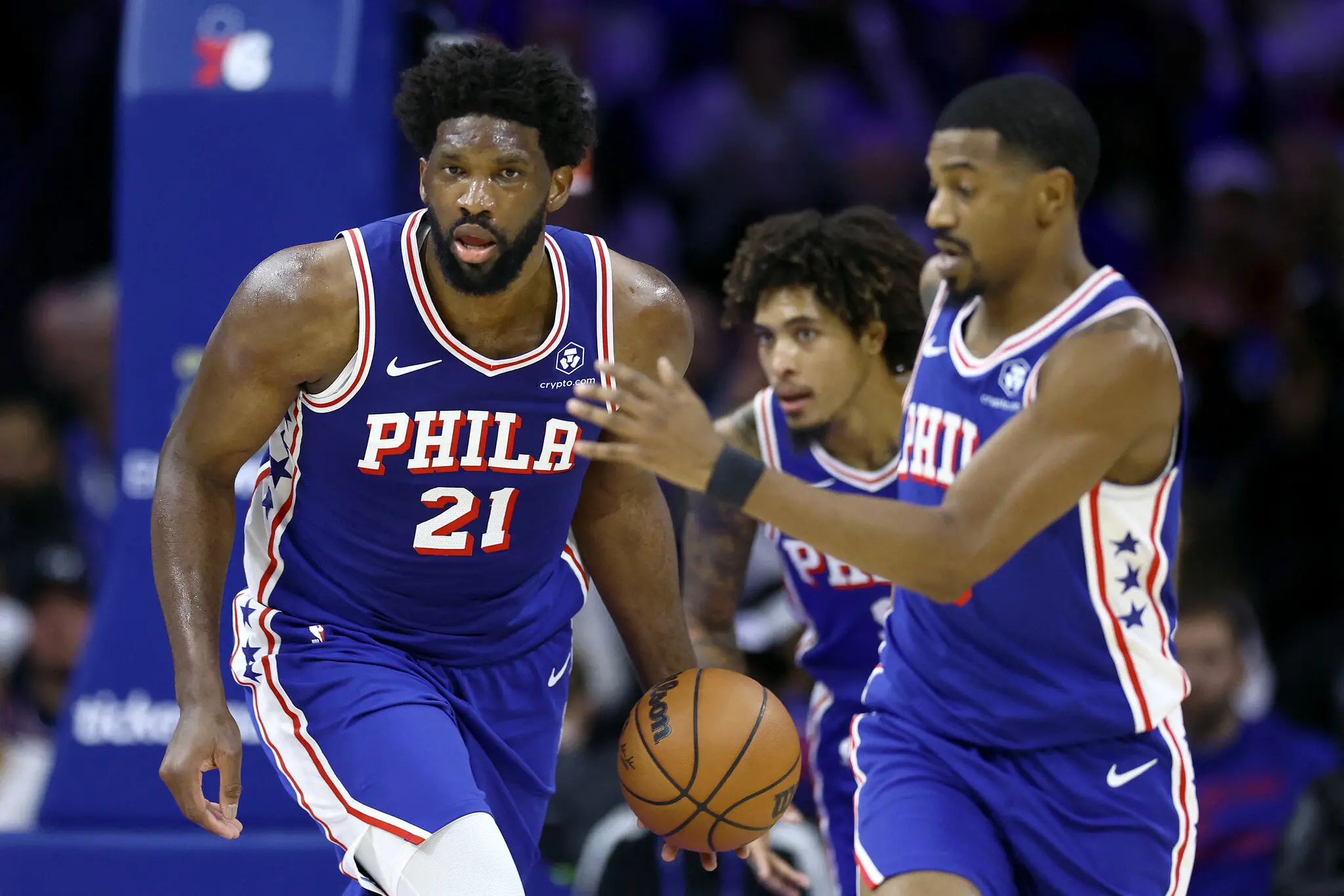 Foto de Joel Embiid, jogador do Philadelphia 76ers, durante jogo da NBA