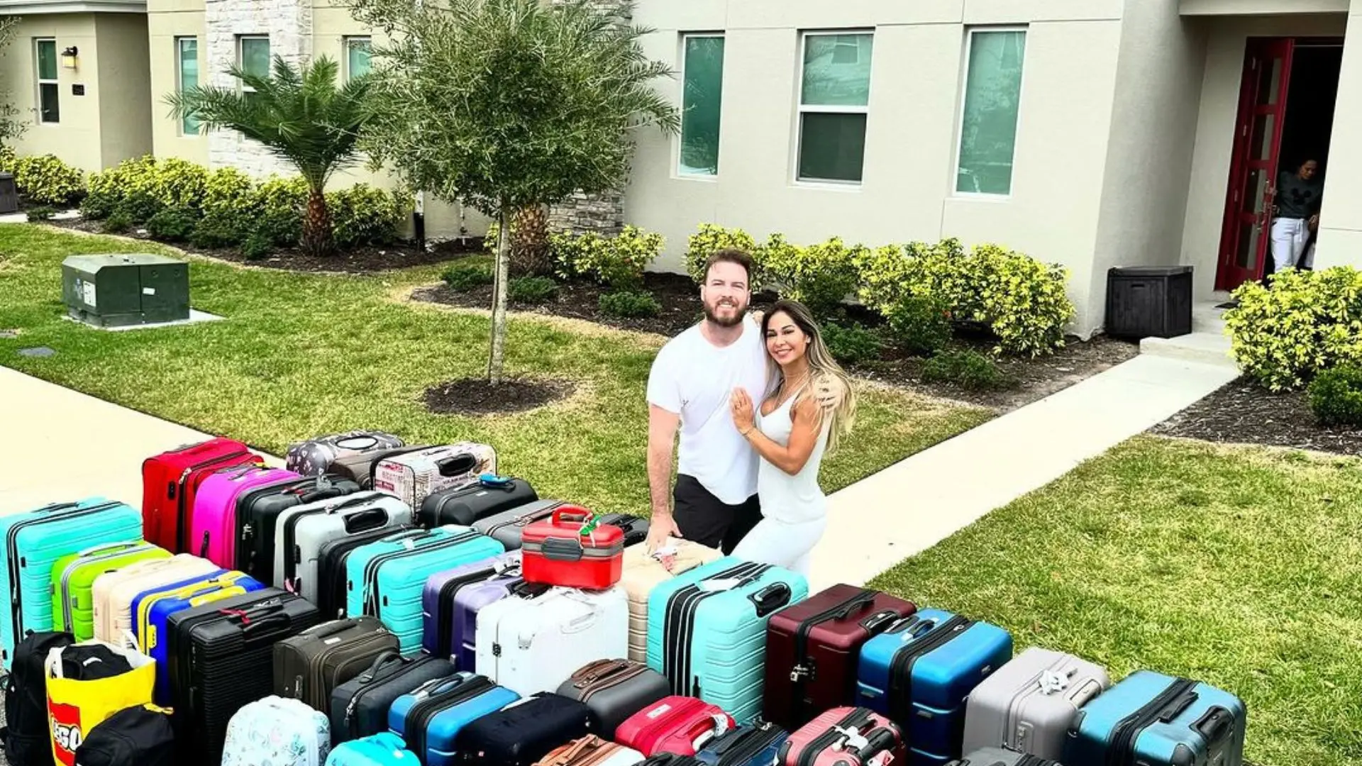 Thiago Nigro e Maíra Cardi posam para foto ao lado de mais de 40 malas