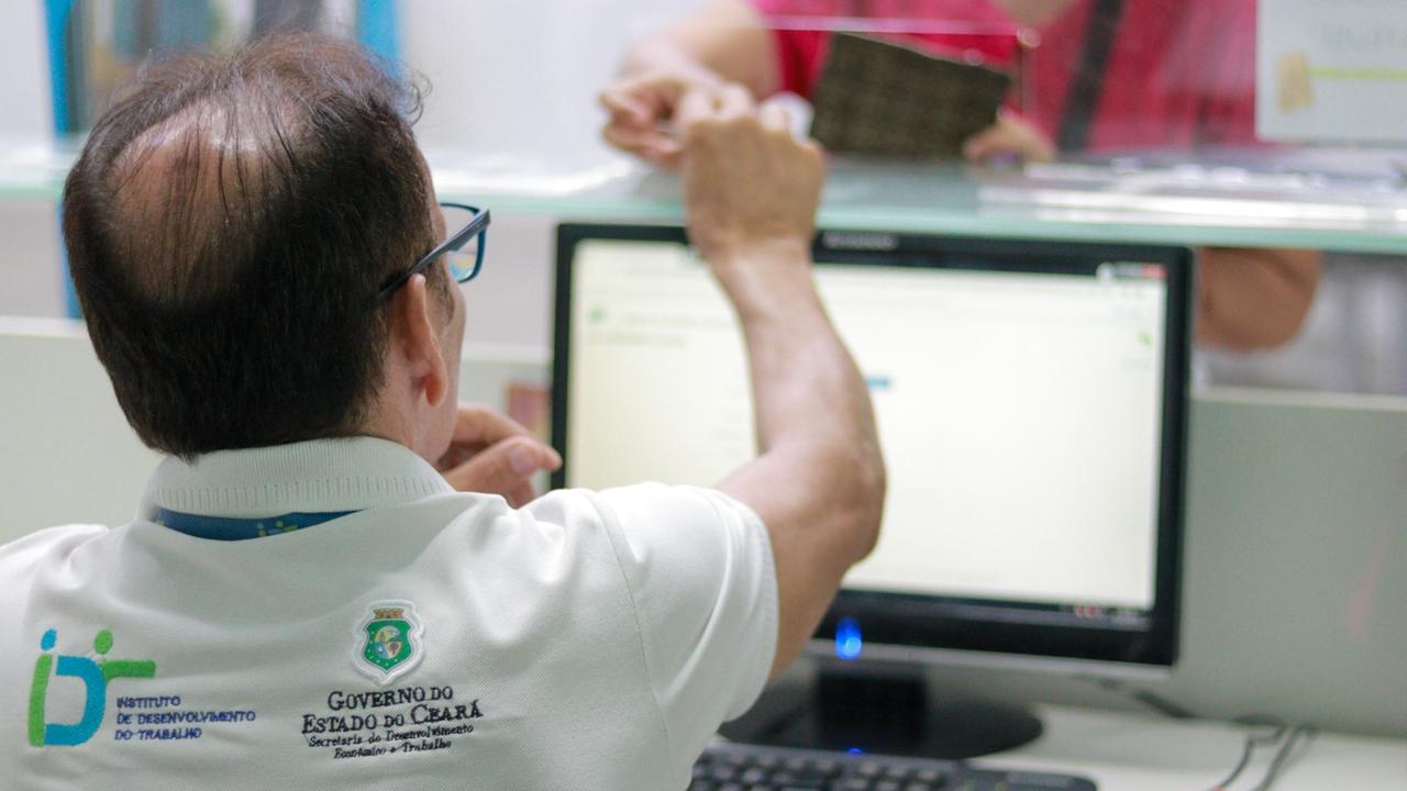 Homem trabalhando com atendimento