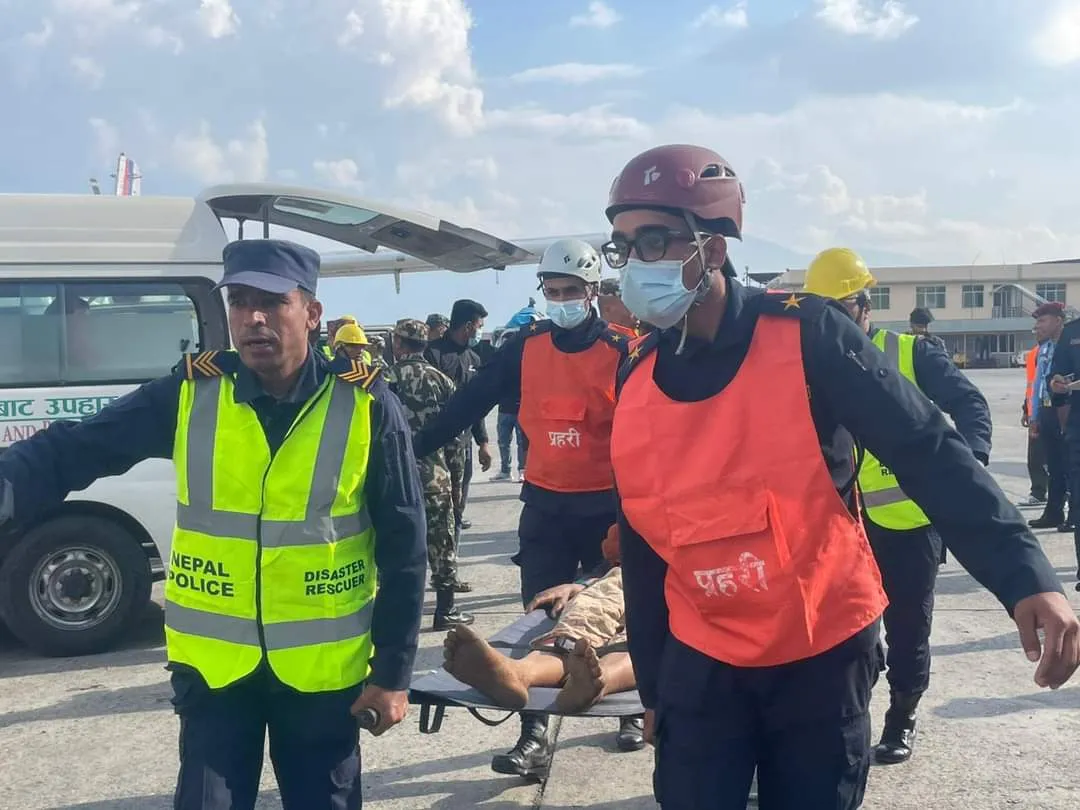 Diferentes órgãos de seguranças atuam em resgates no Nepal
