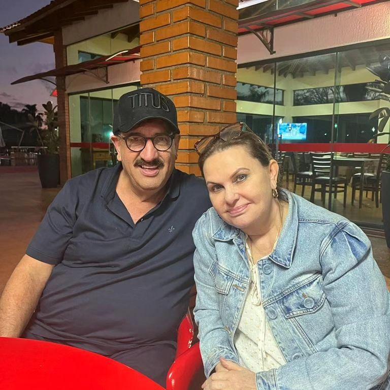 Ratinho compartilha registro raro ao lado da esposa: ‘Amor da minha ...