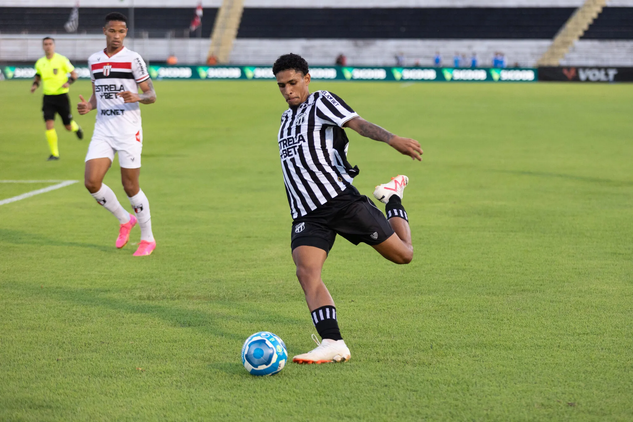 Paulo Victor durante jogo do Ceará