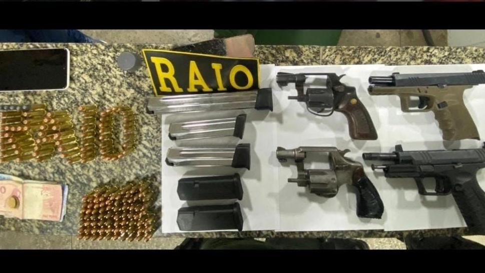 Suspeitos foram presos na posse de quatro armas de fogo e 144 munições, de cablibres 9mm e 38