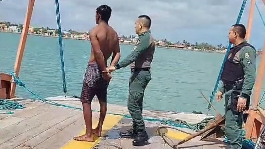 Carlos Henrique Sousa Lima, de 24 anos, foi preso com auxílio de uma balsa, na Praia do Fortim