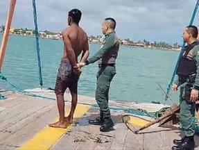 Carlos Henrique Sousa Lima, de 24 anos, foi preso com auxílio de uma balsa, na Praia do Fortim