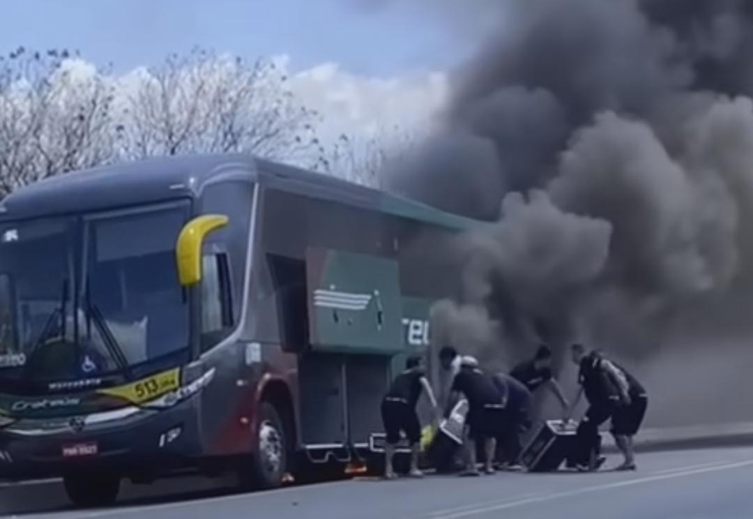Ônibus com membros da banda do cantor Matheus Fernandes pega fogo no Ceará