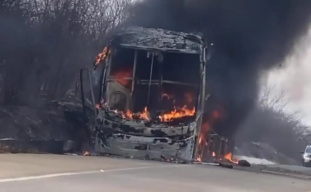 Ônibus com membros da banda do cantor Matheus Fernandes pega fogo no Ceará