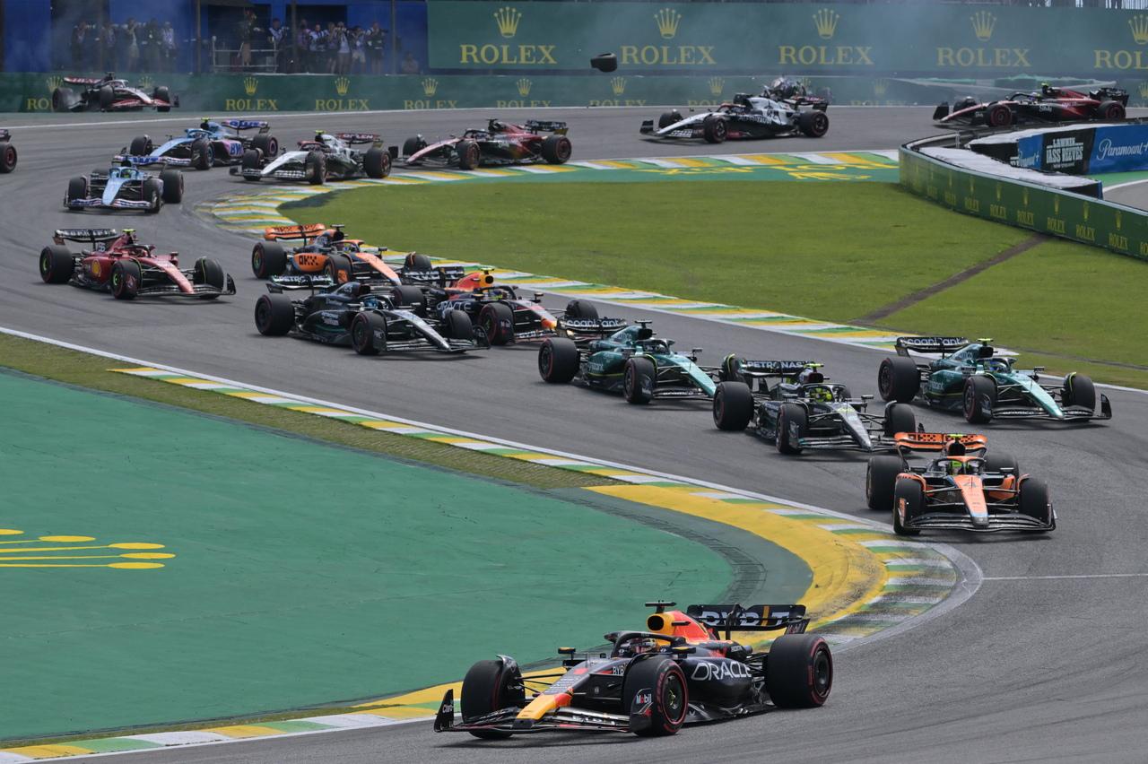 Foto de carros da Fórmula 1 durante GP do Brasil