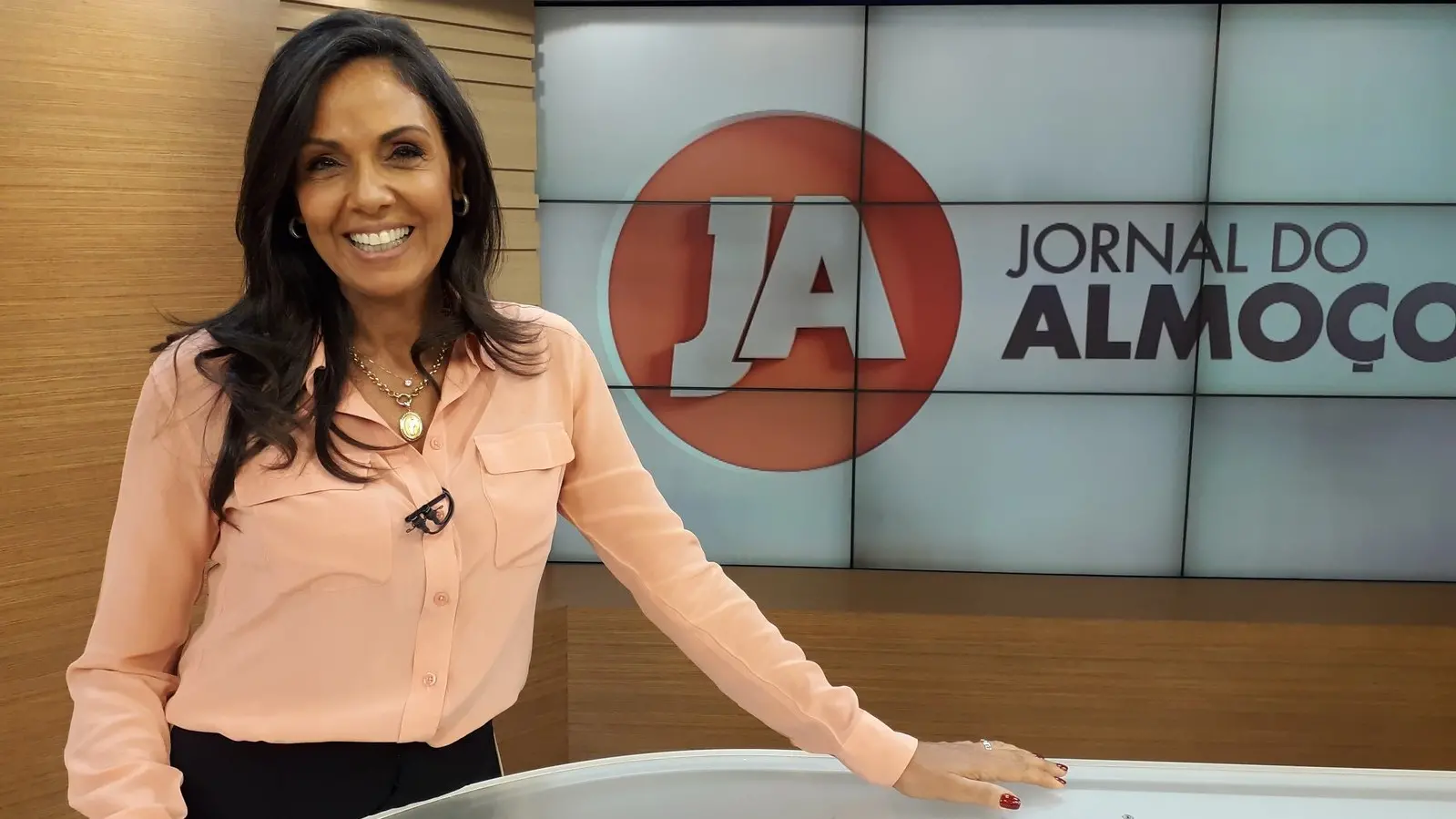 Cristina Ranzolin na bancada do telejornal Jornal do Almoço, da emissora RBS TV, afiliada da TV Globo no Rio Grande Sul. Cristina Ranzolin, apresentadora da TV Globo, recebe alta após diagnóstico de mononucleose