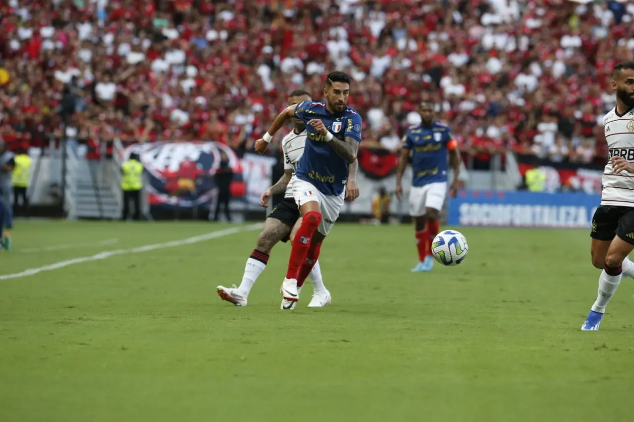 Imagem mostra jogadores de ffutebol