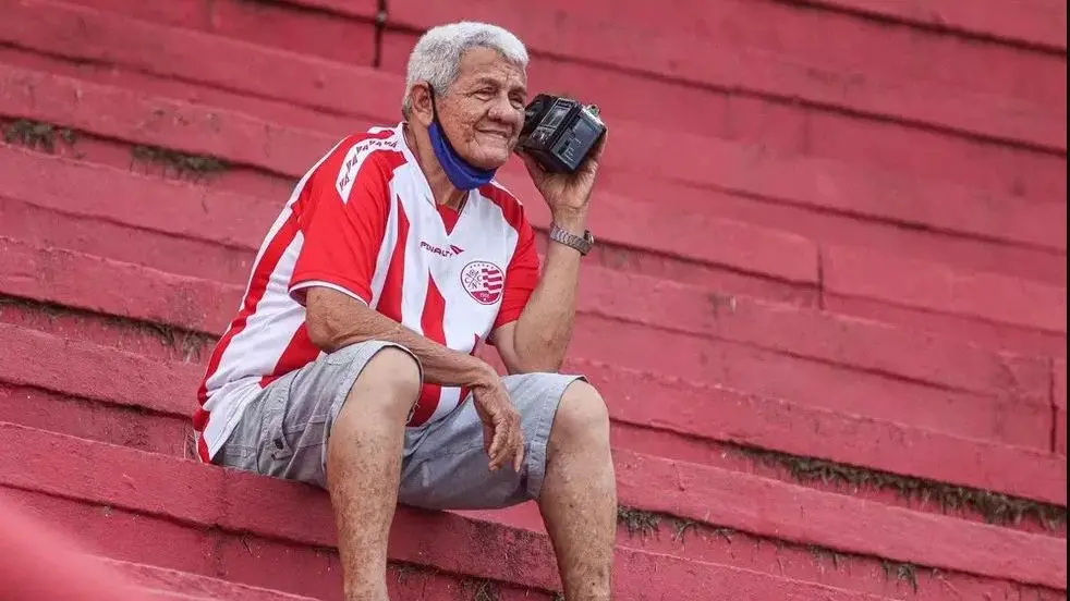 O rádio está em todo estádio, colado às mãos e ouvidos de torcedores