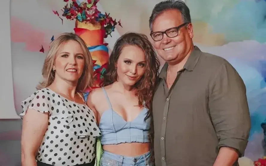 Larissa Manoela ao lado dos pais