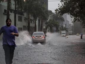 Chuvas alagam ruas de São Paulo
