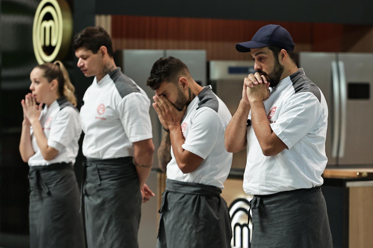 Imagem mostra Bárbara, Moisés, Yuri e Franklin, um ao lado do outro, durante semifinal do MasterChef Profissionais, transmitida em 7 de novembro de 2023. Quem está na final do MasterChef Profissionais? Veja o que aconteceu na semifinal dessa terça (7)