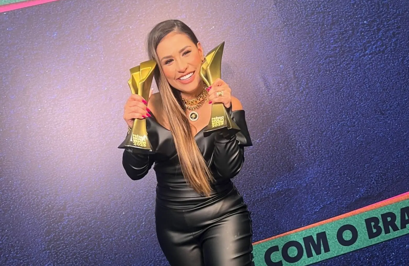 Cantora se emocionou ao subir duas vezes no palco para receber premiações