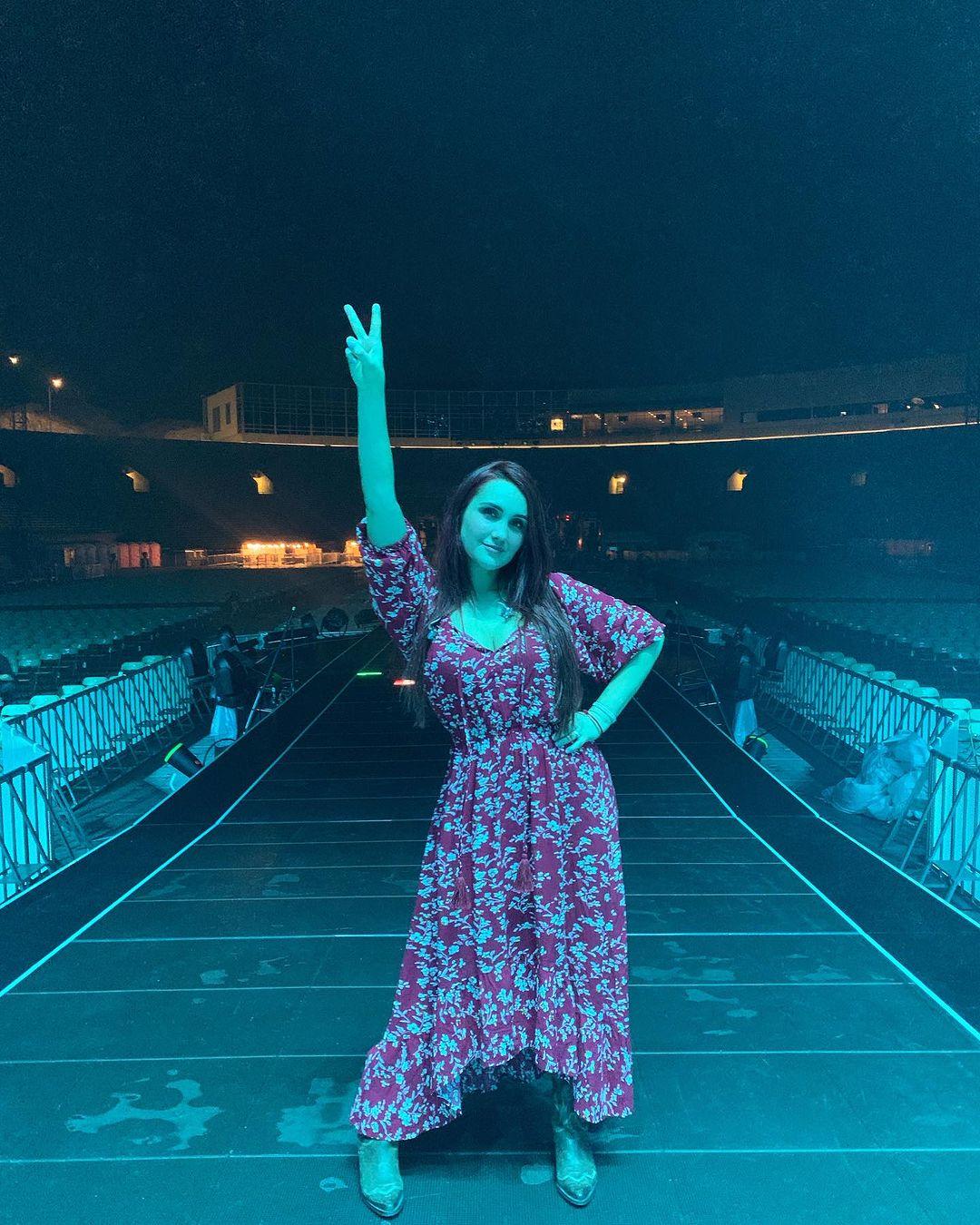 Dulce María em palco do show do RBD