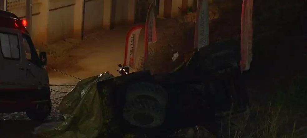 Empilhadeira, e ambulância ao lado, após acidente de trabalho que idoso perdeu o controle do veículo